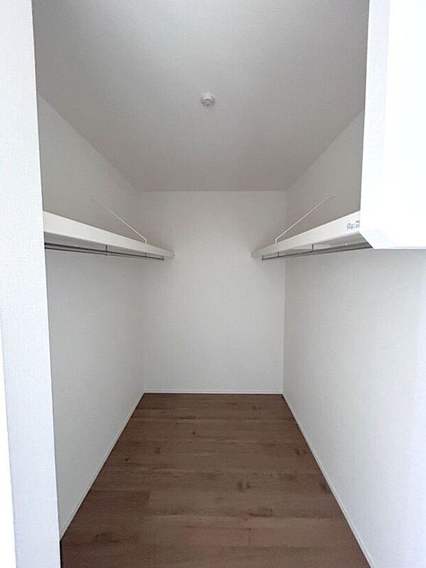 ☆WIC☆衣類をたっぷり収納できるウォークインクローゼット♪お部屋を広く使えます♪