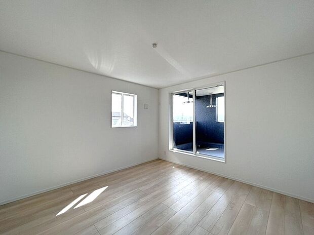 ☆8帖洋室☆大きなベッドを置いても広々としたお部屋♪主寝室におすすめです♪