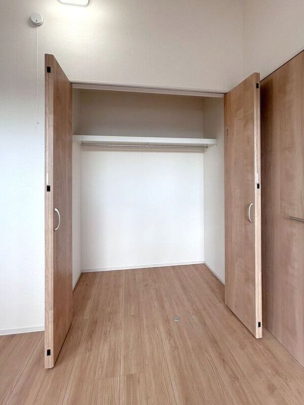 ☆クローゼット(6.125帖洋室)☆容量大きめなので、お部屋がすっきり片付きます♪