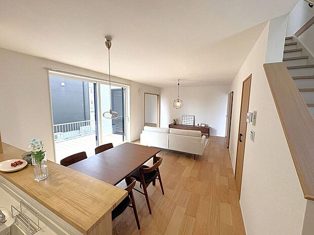 ☆リビング☆リビング階段で家族が自然と集まり、コミュニケ-ションが取りやすい♪