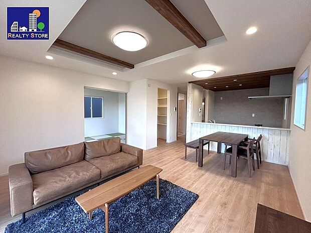 ☆リビング☆折上天井とアクセントクロスがお洒落なリビング♪20帖の広さでご家族皆様でゆっくりとくつろげます♪