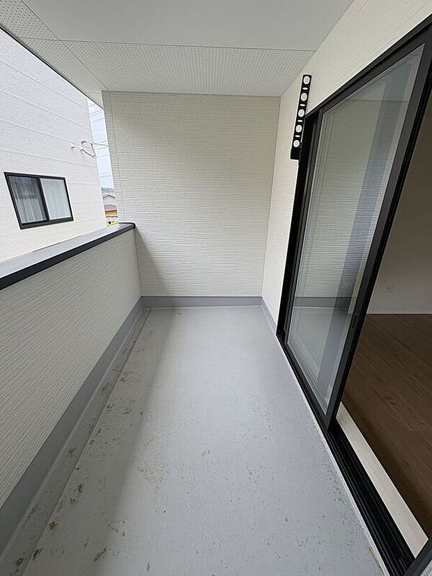 ☆バルコニー☆高さのある腰壁なので外からの視線を防ぎ、プライベートが守られます(^^♪