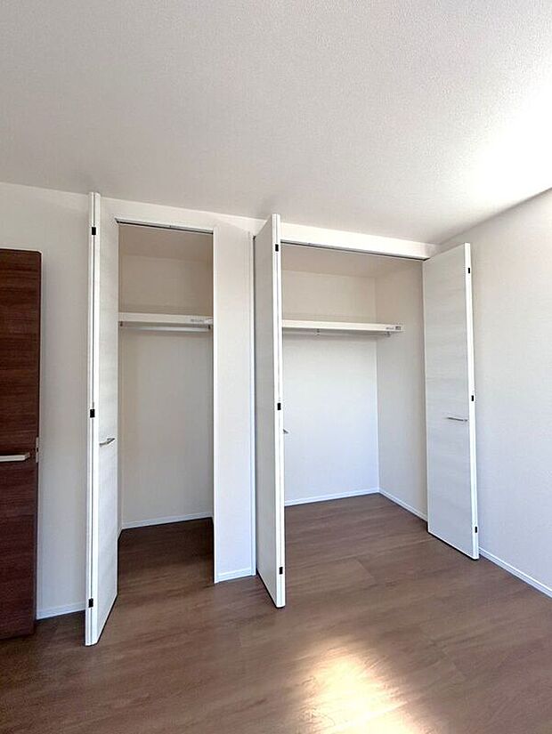 ☆クローゼット(7帖洋室)☆2つに分かれているのでお荷物とお洋服を分けて収納できます♪