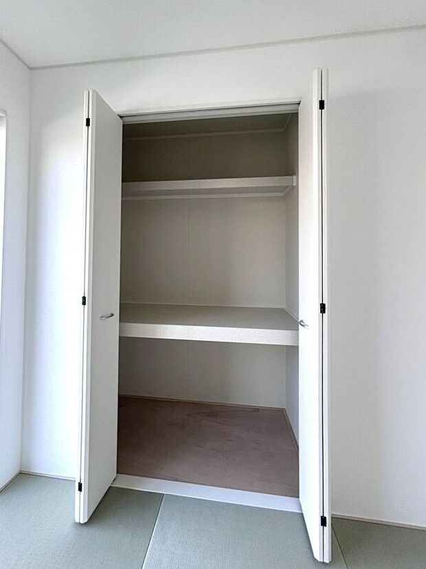 ☆押入☆ 来客用の寝具等の収納に役立ちます♪