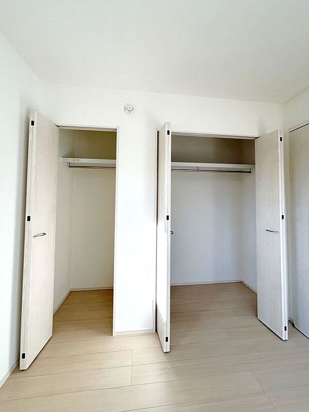 【収納】☆クローゼット(6帖洋室)☆各居室に収納完備しています♪