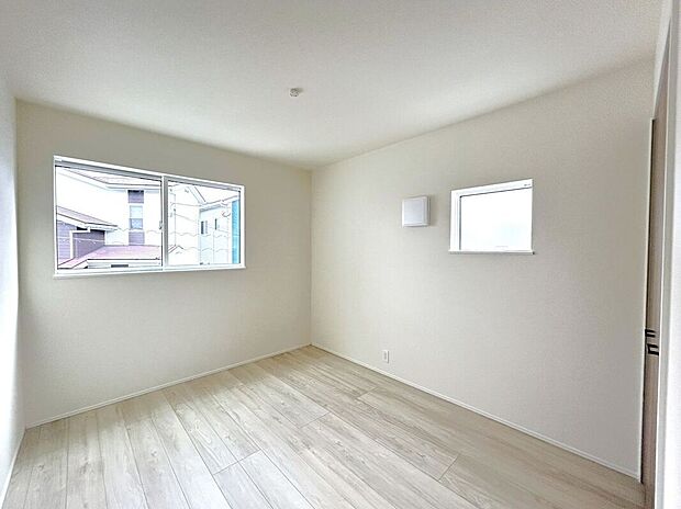 【室内】☆南西側5.2帖洋室☆腰高窓の家具の配置がしやすいお部屋♪