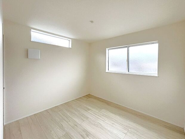 【室内】☆北東側5.2帖洋室☆2面採光♪高窓がお部屋全体に光を取り込みます♪