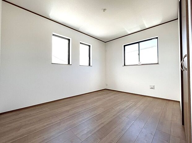 【室内】☆6帖洋室☆小窓がお洒落なお部屋♪光を分散してお部屋に取り込みます♪