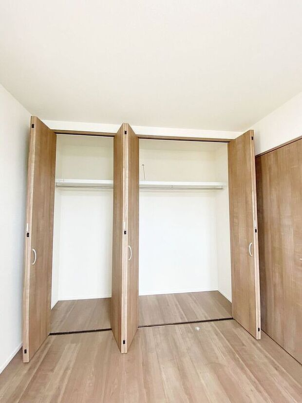 【収納】☆クローゼット☆2つのクローゼットで季節ものやご夫婦などで衣類を分けて収納可(^^♪