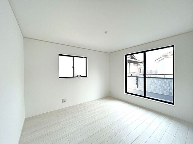 【寝室】☆洋室7帖☆バルコニーに面した明るいお部屋♪主寝室におすすめです♪