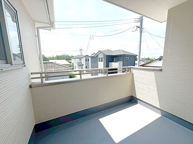 【バルコニー】☆バルコニー(ホール側)☆お部屋を介さず、バルコニーに出れるのでお洗濯物干しもスムーズに行えます♪