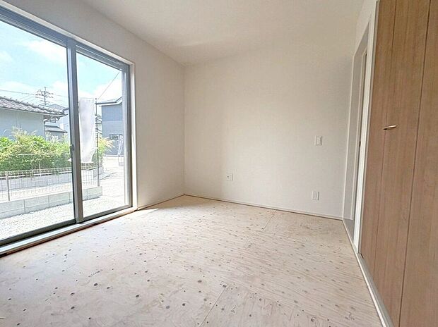 【室内】☆和室☆リビングからホールからと出入り可能な和室♪急な来客時も焦らず対応できます♪(畳入ります)