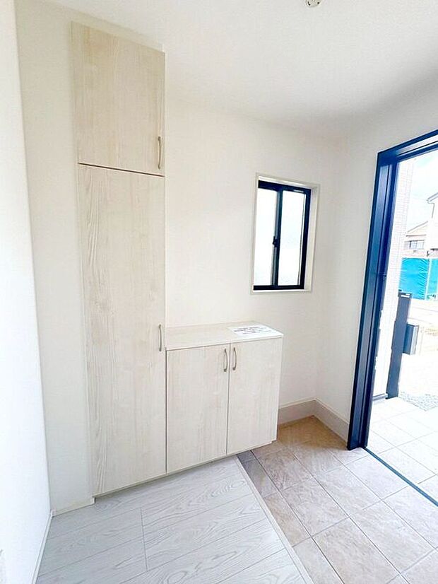 【玄関】☆シューズボックス☆飾り棚の付いたシューズボックス♪フォトフレームやお花を飾ってお洒落な玄関スペースに♪