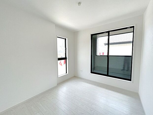 【室内】☆6.3帖洋室☆2面採光♪バルコニーに面した明るいお部屋♪