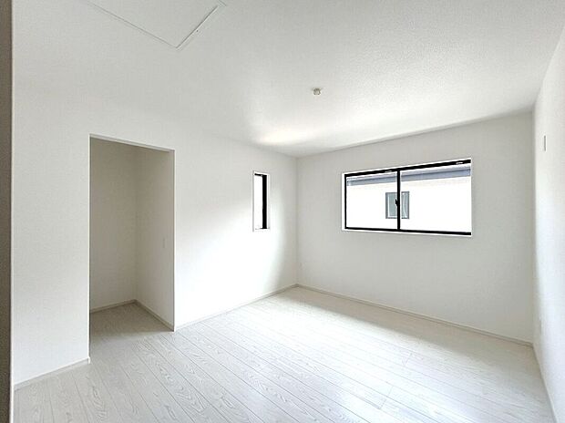 【室内】☆8.1帖洋室☆腰高窓の家具の配置がしやすいお部屋♪家具選びの幅が広がります♪