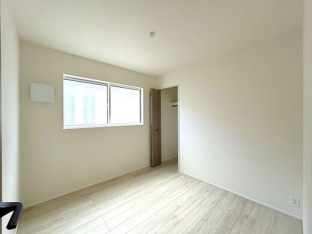 【室内】☆中央4.5帖洋室☆腰高窓の家具の配置がしやすいお部屋♪