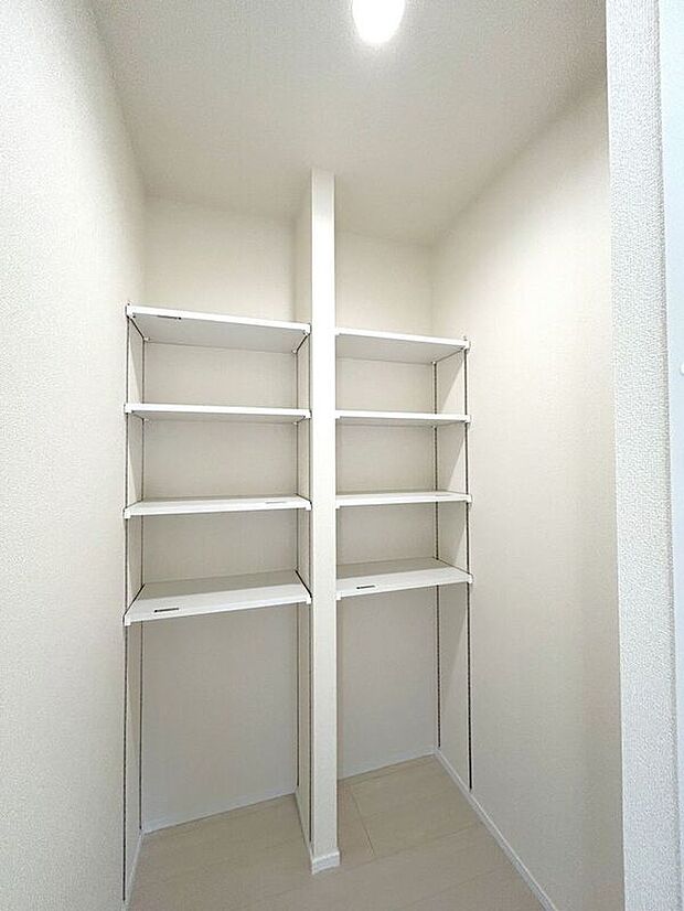 【収納】☆ファミリークローク☆ご家族分の衣類やバッグ、小物等をまとめて収納できるファミリークローク完備しています♪