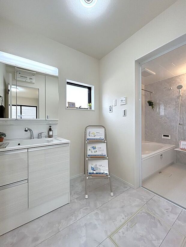 【洗面】☆洗面脱衣室☆ゆとりのある広さの洗面脱衣室♪洗面台は使い勝手の良い三面鏡仕様♪鏡裏にも収納スペースしっかり完備♪