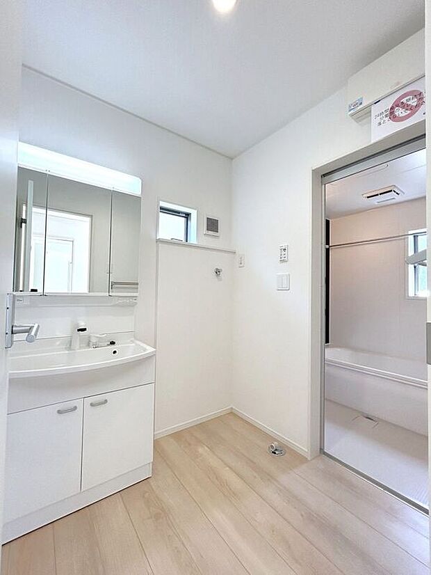 【洗面】☆洗面脱衣室☆ゆとりのある広さの洗面脱衣室♪洗面台は使い勝手の良い三面鏡仕様♪鏡裏にも収納スペースしっかり完備♪