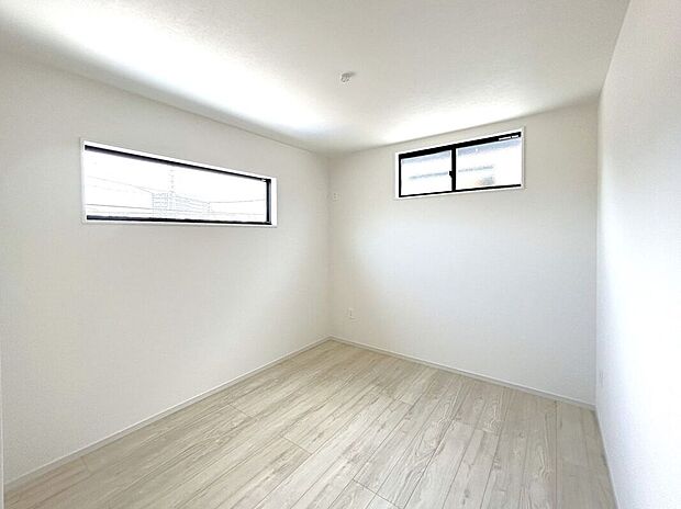 【室内】☆5.7帖洋室☆お部屋全体に光が行き渡る高窓の付いたお部屋♪