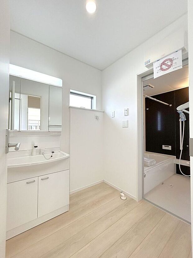 【洗面】☆洗面脱衣室☆ゆとりのある広さの洗面脱衣室♪洗面台は使い勝手の良い三面鏡仕様♪鏡裏にも収納スペースしっかり完備♪