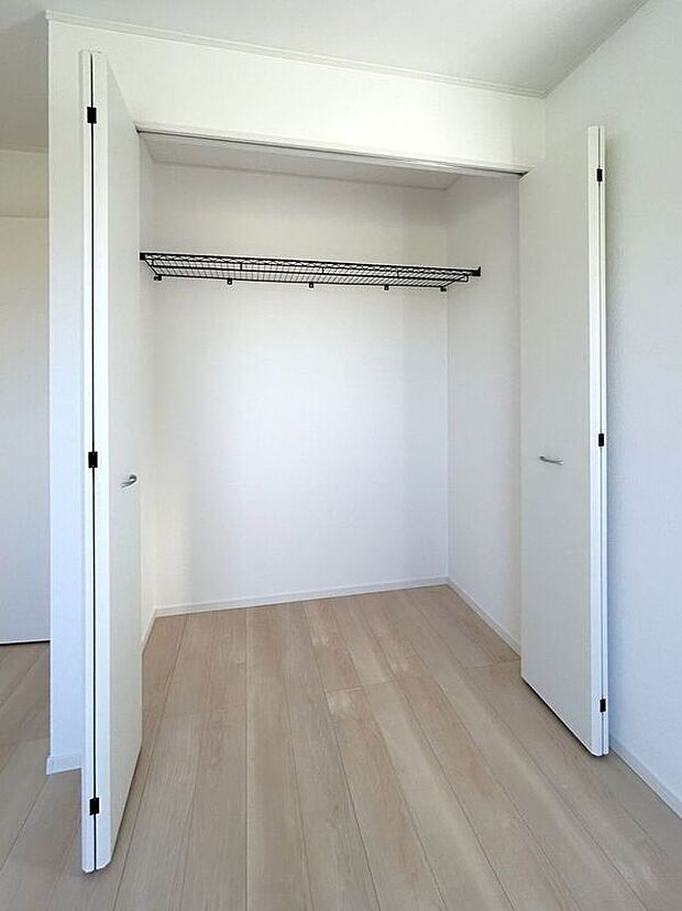 【収納】☆クローゼット(6.5帖洋室)☆棚がついているのでスペースを無駄にすることなくたっぷり収納いただけます♪