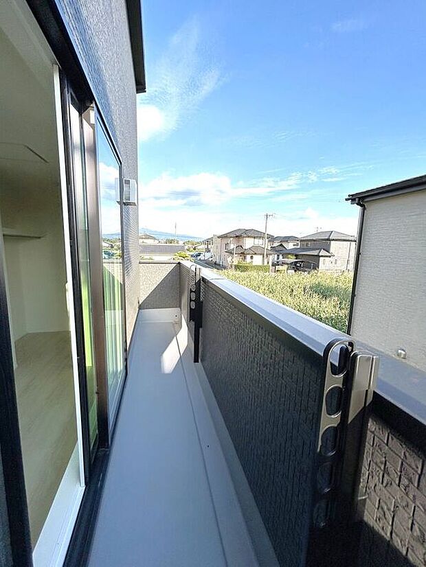 【バルコニー】☆バルコニー☆南向きに面しているので陽当たりも良くお洗濯物もよく乾きます♪