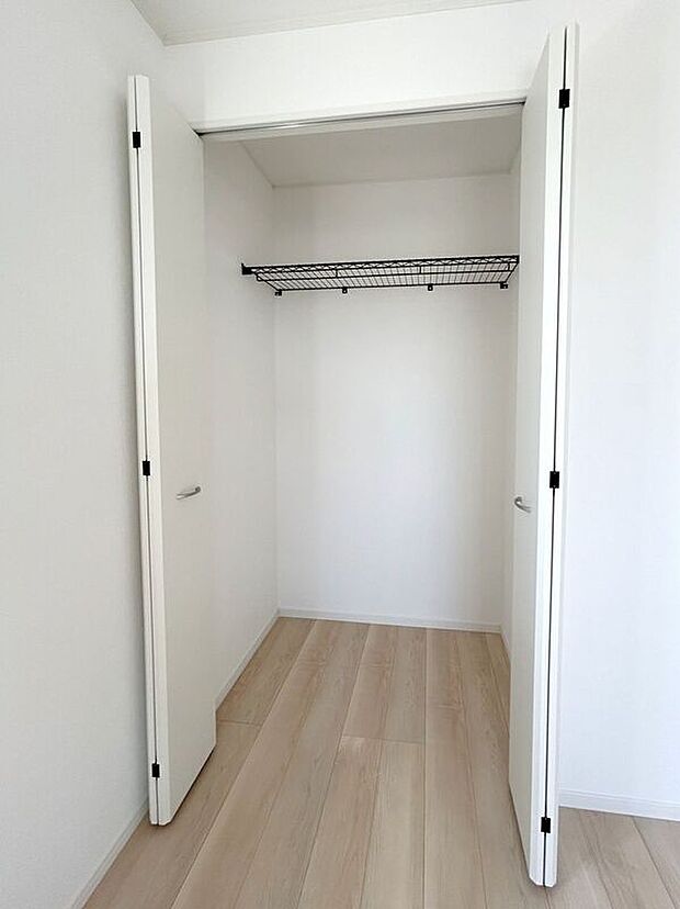 【収納】☆クローゼット(4.5帖洋室)☆容量大きめなので、お部屋がすっきり片付きます♪