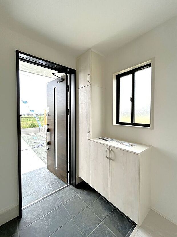 【玄関】☆シューズボックス☆飾り棚の付いたシューズボックス♪フォトフレームやお花を飾ってお洒落な玄関スペースに♪