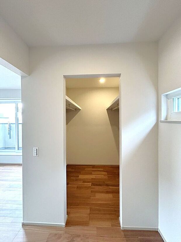 【収納】☆WIC(8帖洋室)☆2つ並んだ収納力の高いWIC♪小窓付きで換気もできます♪