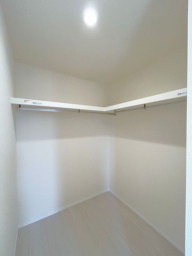 【収納】☆WIC(6.75帖洋室)☆たっぷり収納いただけるので、毎日のコーディネートが楽しくなります♪