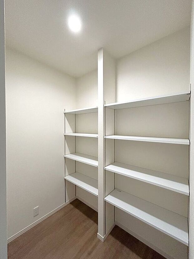 【収納】☆収納スペース☆可動棚式の棚でお好みの高さに調節できます♪