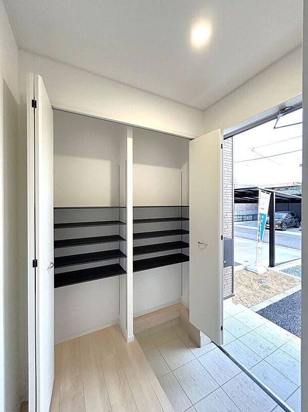 【玄関】☆シューズボックス☆高さ調節のできる便利な可動棚付き♪散らかりがちな玄関もスッキリ片付きます♪