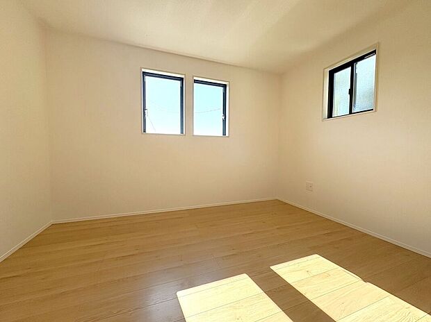 【室内】☆洋室B☆小窓が光を分散してお部屋全体に明るい光を取り込みます♪