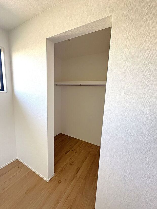 【収納】☆WIC(洋室C)☆たっぷり収納いただけるので、毎日のコーディネートが楽しくなります♪