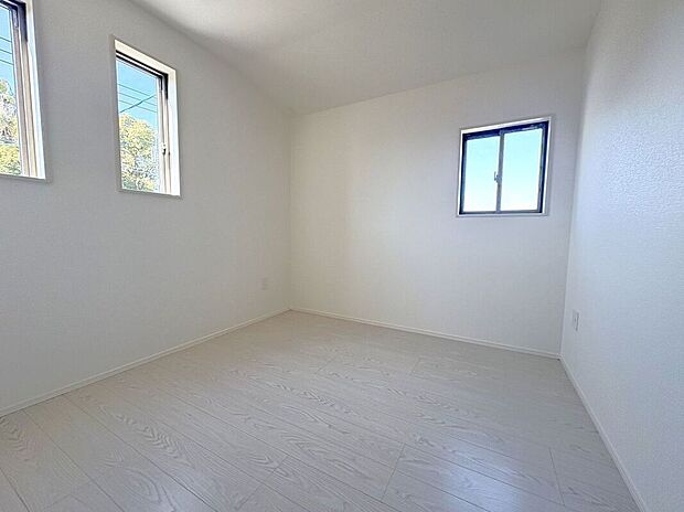 【室内】☆洋室C☆小窓が光を分散してお部屋全体に明るい光を取り込みます♪