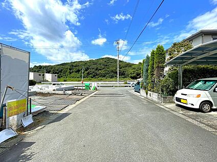 前面道路含む外観