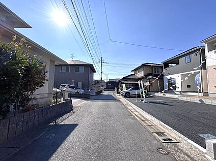 前面道路含む外観