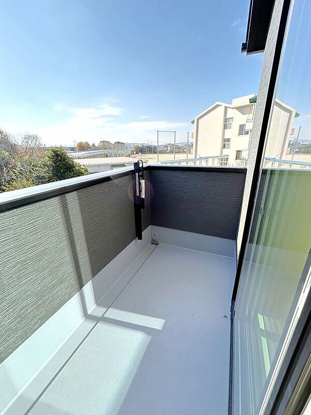 【バルコニー】☆バルコニー☆南向きに面しているので陽当たりも良くお洗濯物もよく乾きます♪