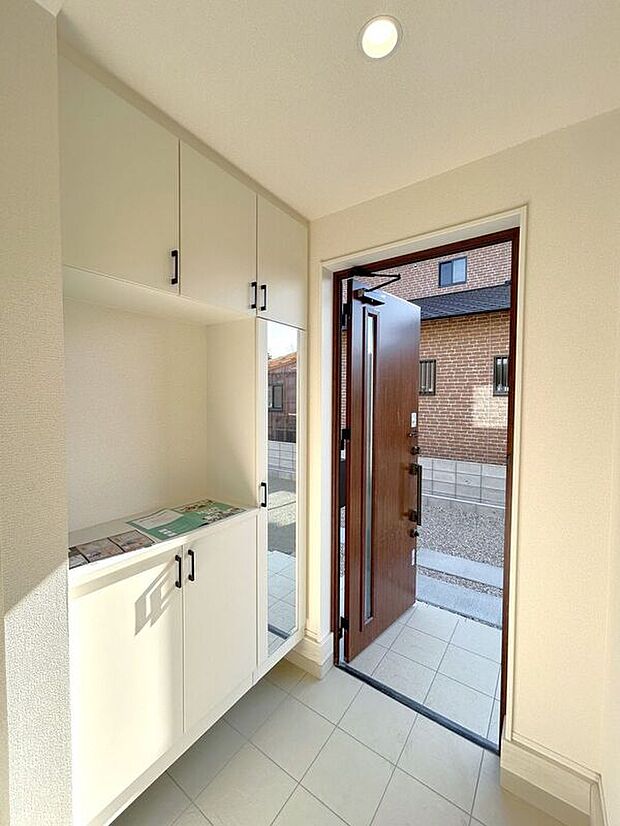 【玄関】☆シューズボックス☆飾り棚の付いたシューズボックス♪フォトフレームやお花を飾ってお洒落な玄関スペースに♪