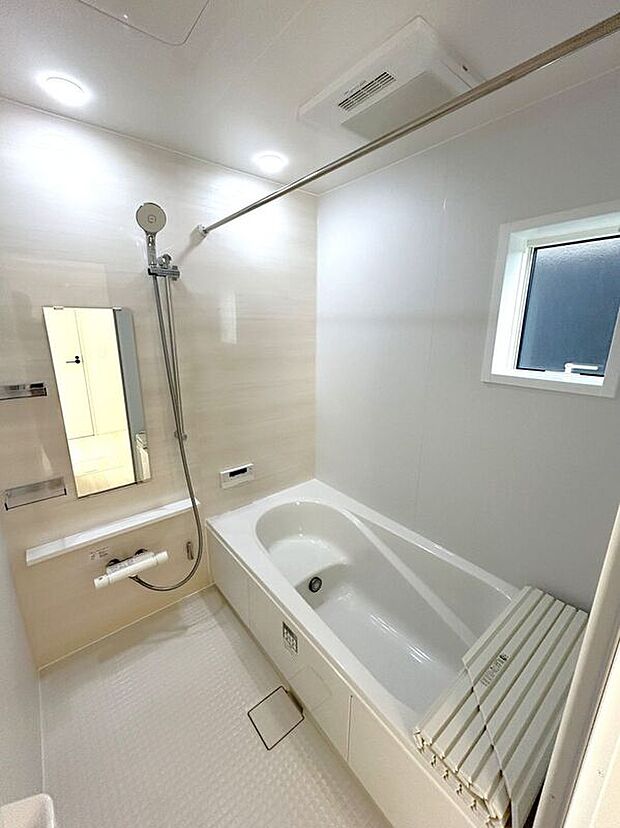 【バス】☆浴室☆1坪タイプのユニットバス♪足を伸ばしてゆったりとご入浴頂けます♪一日の疲れを癒す空間です♪