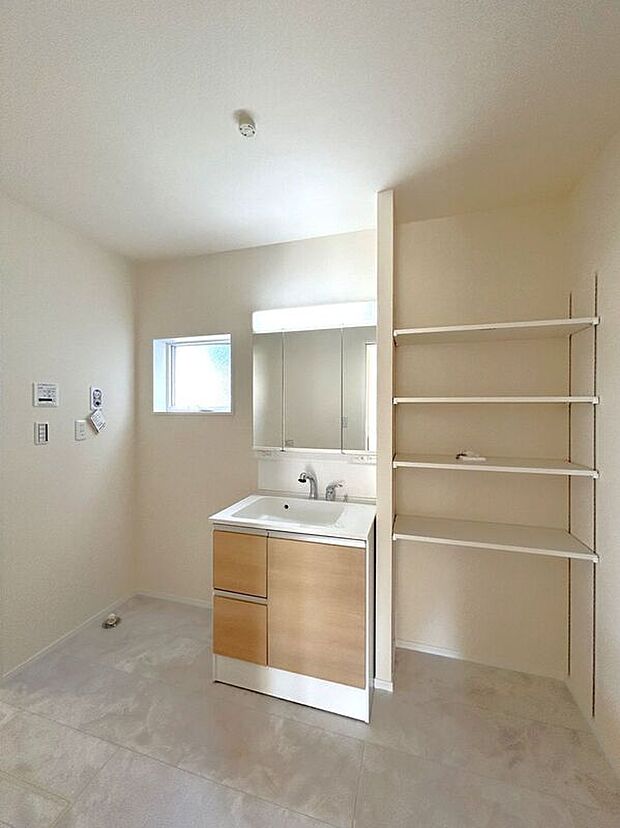 【洗面】☆洗面脱衣室☆ゆとりのある広さの洗面脱衣室♪洗面台は使い勝手の良い三面鏡仕様♪鏡裏にも収納スペースしっかり完備♪