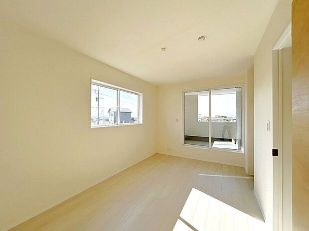 【寝室】☆7.5帖洋室☆バルコニーに面した明るいお部屋♪主寝室におすすめです♪