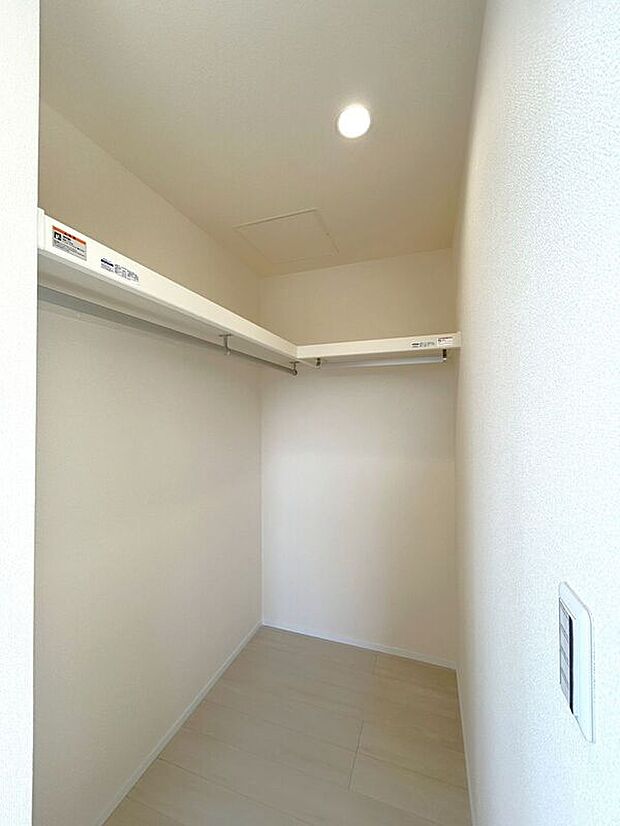 【収納】☆WIC(7.5帖洋室)☆たっぷり収納いただけるので、毎日のコーディネートが楽しくなります♪