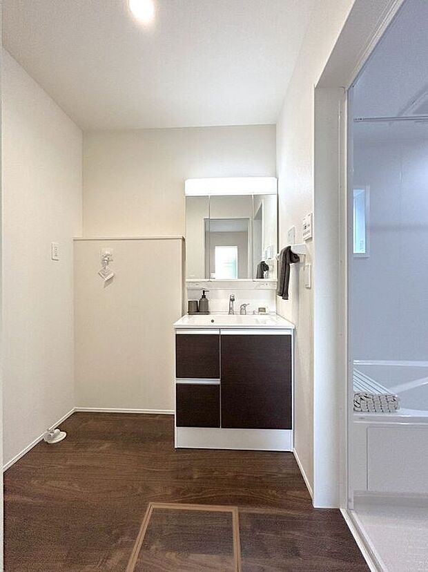 【洗面】☆洗面脱衣室☆ゆとりのある広さの洗面脱衣室♪洗面台は使い勝手の良い三面鏡仕様♪鏡裏にも収納スペースしっかり完備♪