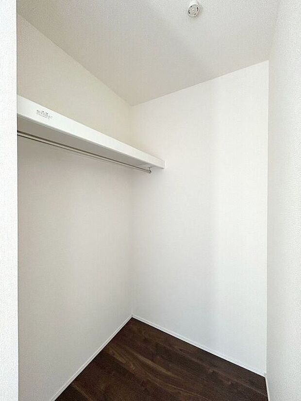 【収納】☆WIC(6帖洋室)☆たっぷり収納いただけるので、毎日のコーディネートが楽しくなります♪