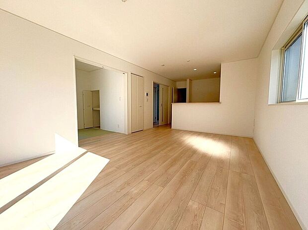 【リビング】☆リビング☆温かみのあるナチュラルな床色のリビング♪空間が明るい印象になり、家具やインテリアが合わせやすく人気のある色味です♪