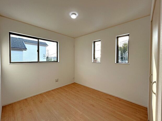 【室内】☆南西側5.25帖洋室☆小窓が光を分散してお部屋全体に明るい光を取り込みます♪