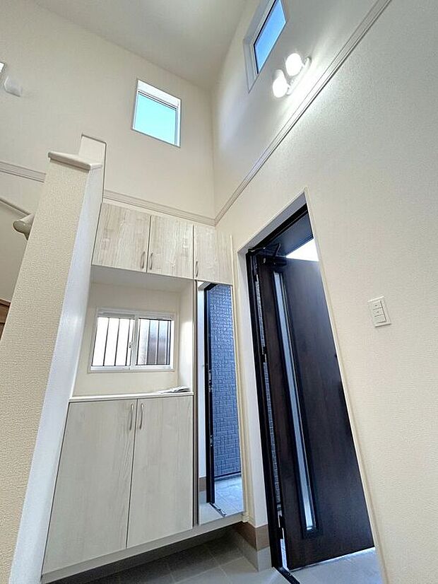 【玄関】☆玄関☆吹抜けで明るく開放的な空間♪シューズボックスにフォトフレームやお花を飾ってお洒落な玄関スペースに♪