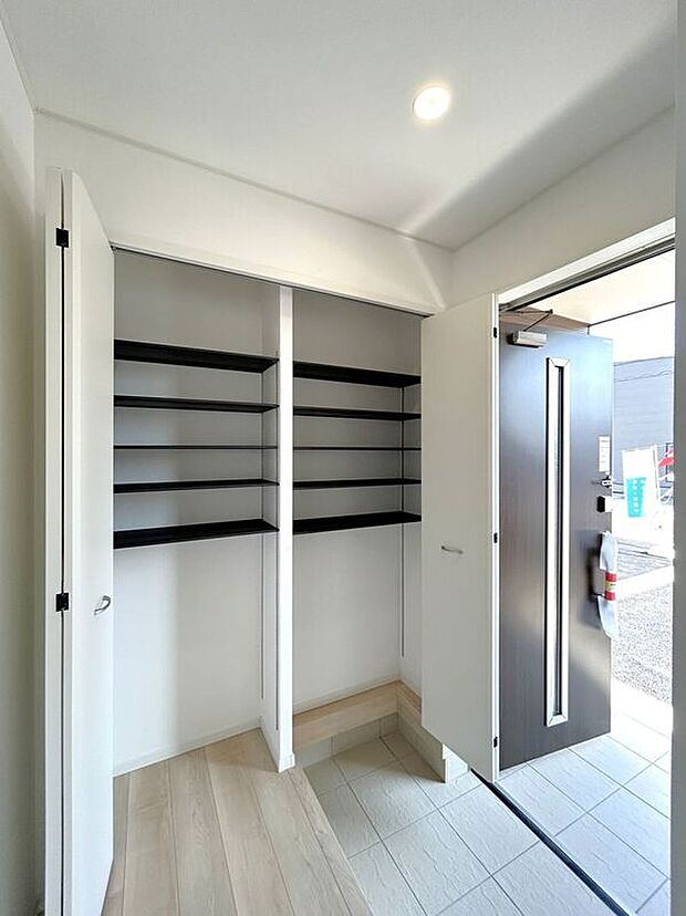 【玄関】☆シューズボックス☆高さ調節のできる便利な可動棚付き♪散らかりがちな玄関もスッキリ片付きます♪